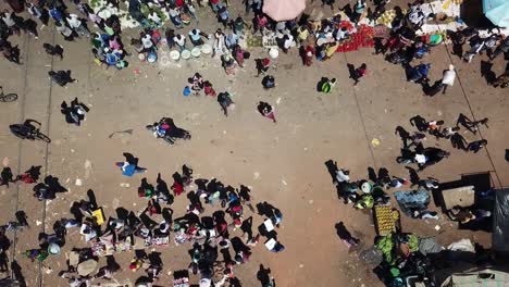 Drone-Vista-Vertical-Ocupado-Mercado-Africano