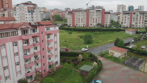 Drone-Volando-En-Un-Día-Lluvioso-Para-Una-Vista-Impresionante-Del-Jardín-Trasero-Y-El-área-De-Juegos-Para-Niños