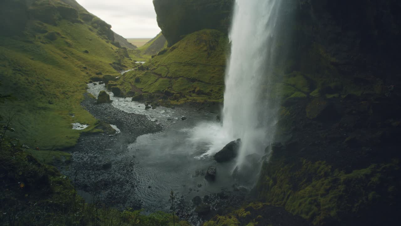 hermosa cascada oculta de kvernufoss en la región sur de islandia.