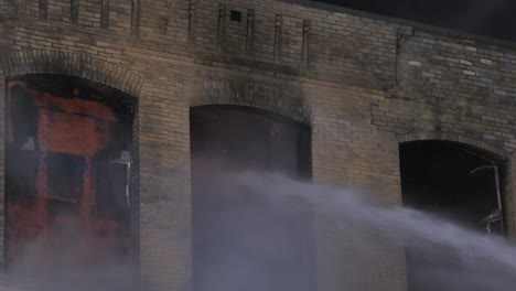 Agua-Rociada-A-Través-De-Las-Ventanas-Del-Edificio