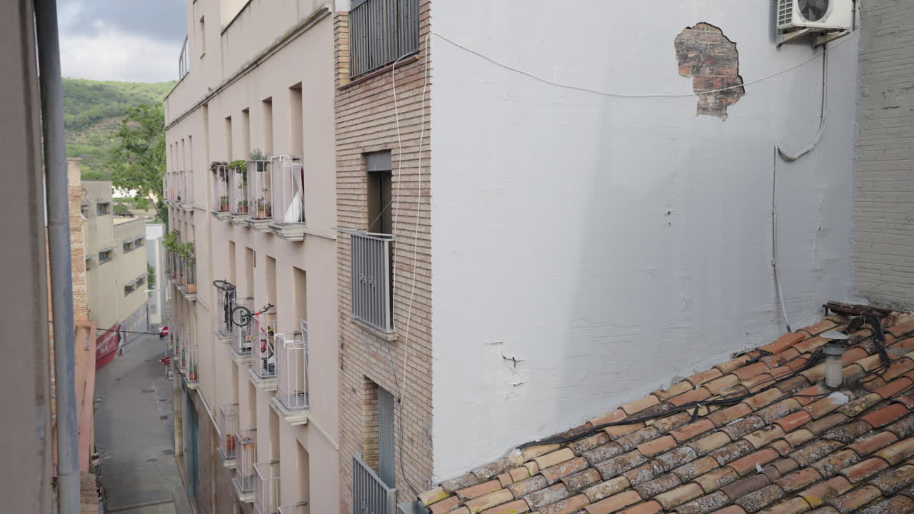 Un vicolo stretto a Barcellona con incantevoli balconcini e architettura rustica