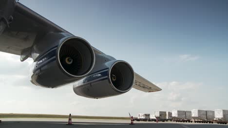 Flugzeugflügel-Im-Filmischen-Hintergrundlicht---Technik,-Flughafen,-Turbine,-Reisekonzept