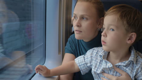 le encanta viajar en tren con mamá.