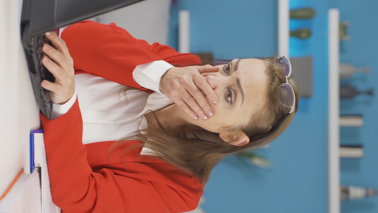 video vertical de una mujer trabajadora de oficina en casa conmocionada por lo que lee y ve.