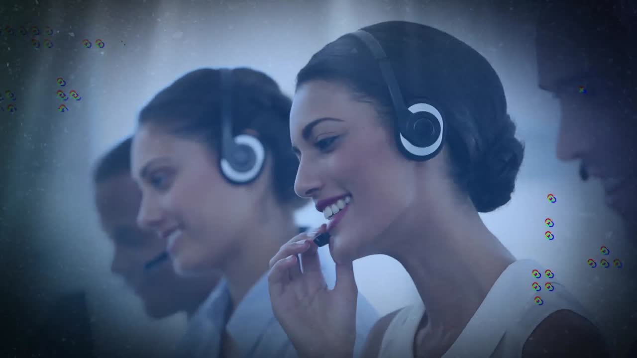 사무실에서 일하는 전화 헤드 ⁇ 을 착용 한 고객 서비스 임원 팀에 대한 추상적인 모양