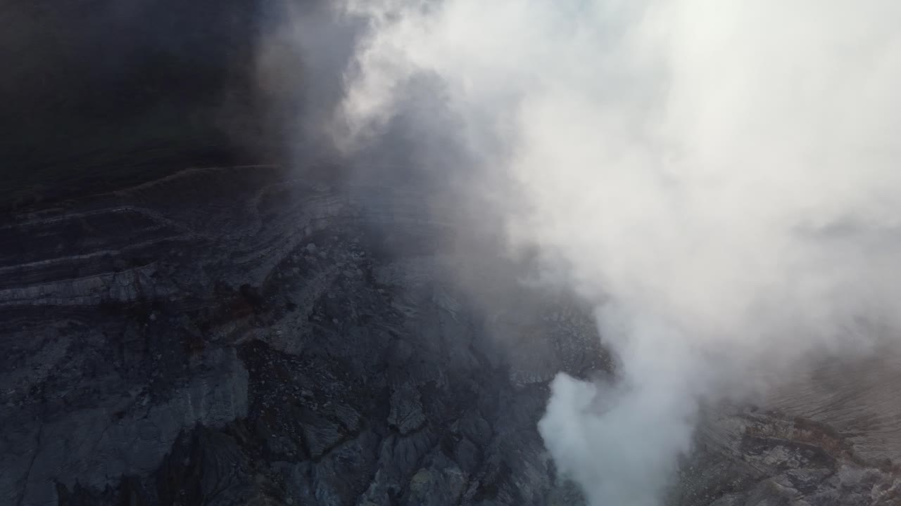 la nube blanca oculta parcialmente el cielo por encima de la cordillera rocosa, aérea