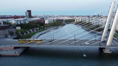 la antena giratoria mientras los coches cruzaban el cable se quedó en el puente de crusell en helsinki