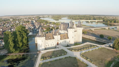 punto de vista aéreo de drones del castillo de sully-sur-loire en francia