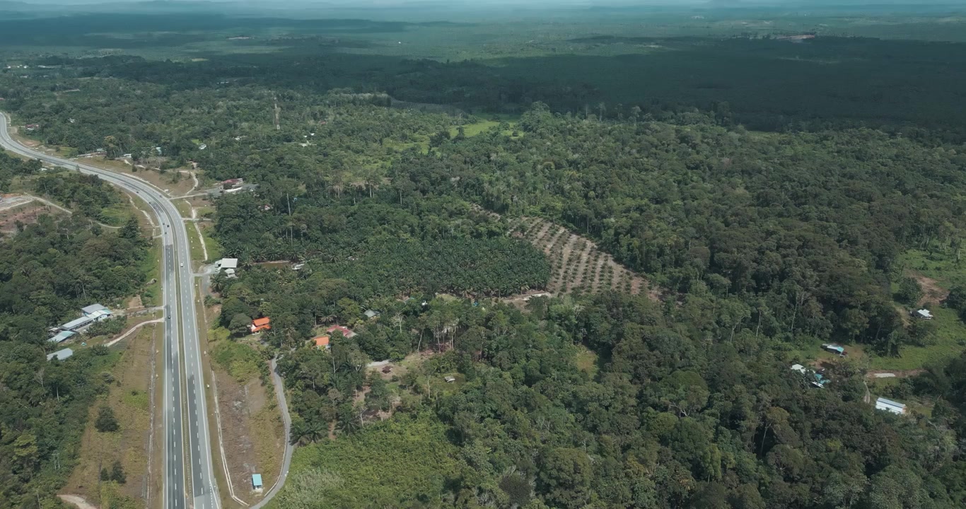 Il tratto dell'autostrada Pan Borneo tra Lundu e Sematan è lungo circa 30 chilometri; il percorso attraversa il grande ponte Batang Kayan appena fuori dalla città di Lundu