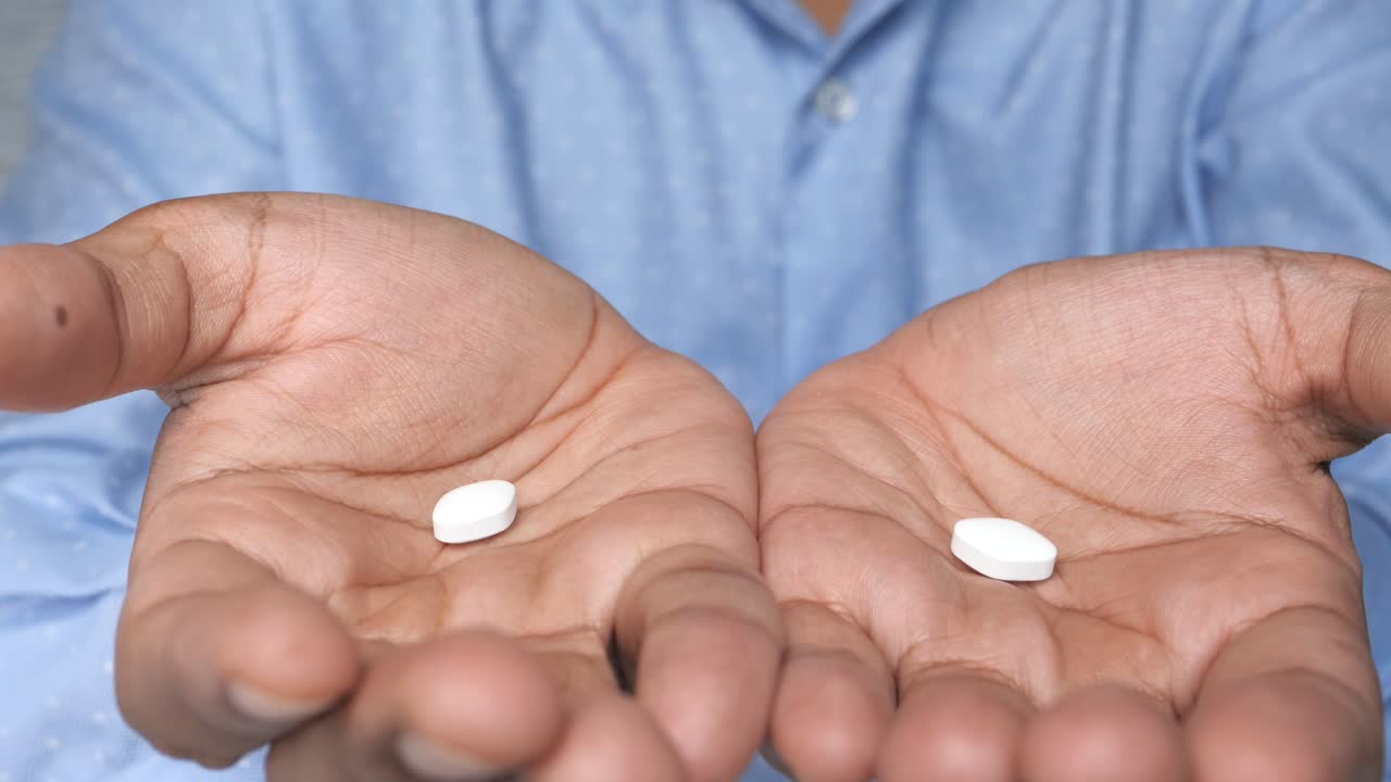 manos ofreciendo pastillas