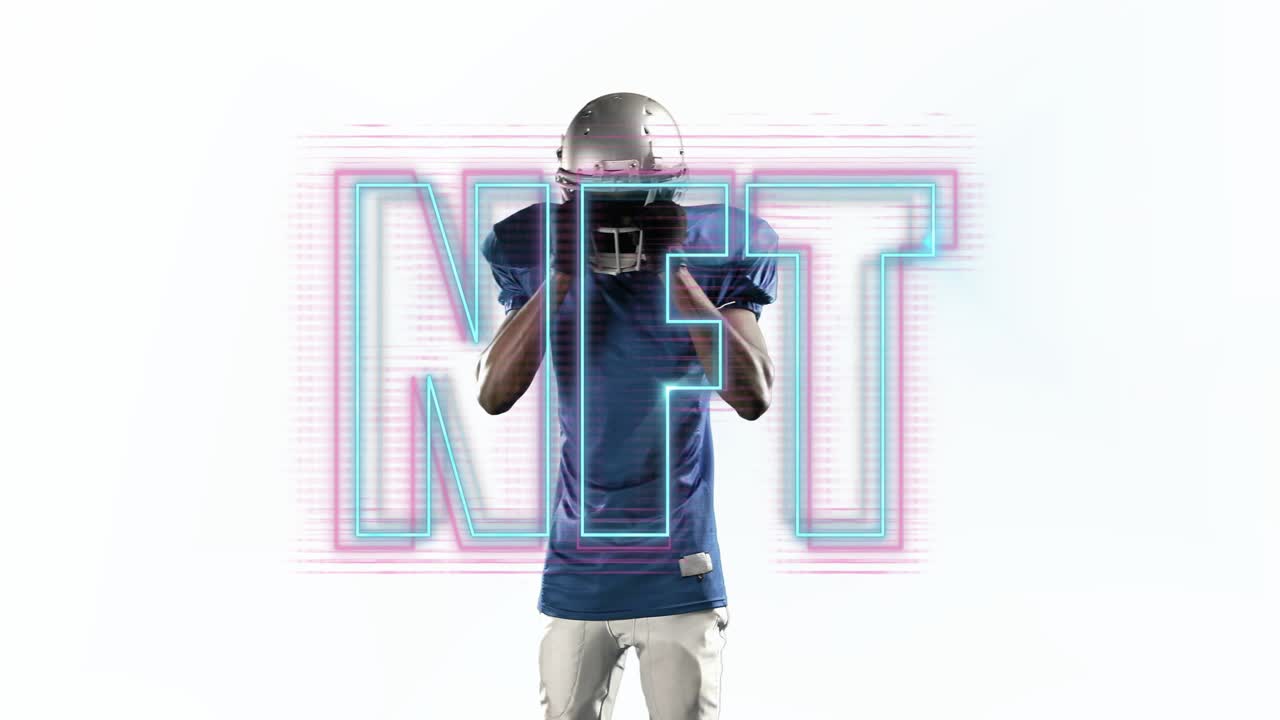 Giocatore di football americano indossa l'elmetto, rivelando contorni NFT al neon in ambito tecnologico mentre un bagliore pastello si avvia.