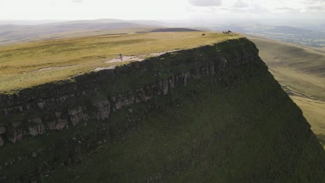 Menschen,-Die-Die-Bergkette-Des-Brecon-Beacons-Nationalparks-Hinaufwandern,-Zeigen-Einen-Idyllisch-Blau-Schimmernden-Talsee