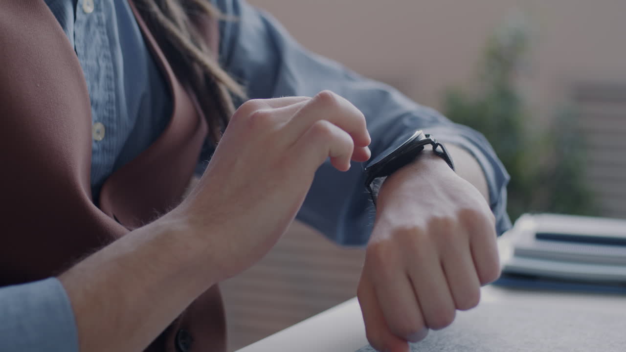 hombre comprobando el reloj inteligente