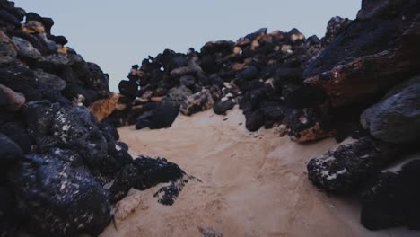 Enclave-De-Roca-Volcánica-En-Corralejo-Feurteventura-Al-Amanecer.