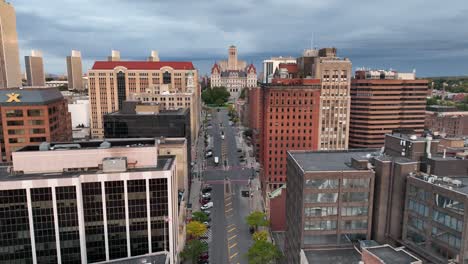 aerial-approaching-the-state-house-in-albany-new-york,-ny