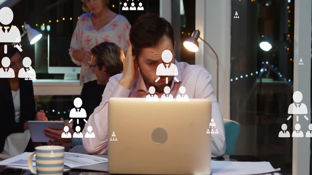 사무실에서 노트북에서 일하는 사려 깊은 백인 남성에 대한 여러 프로필 아이콘의 애니메이션