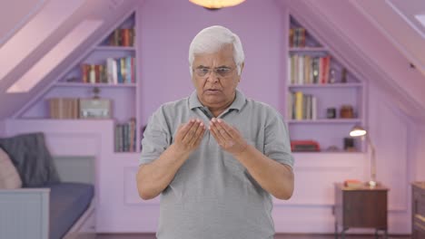 un anciano indio que sufre de caída del cabello