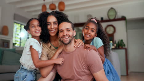 Abrazo,-Alegre-Y-Juguetón-Con-Cara-De-Familia