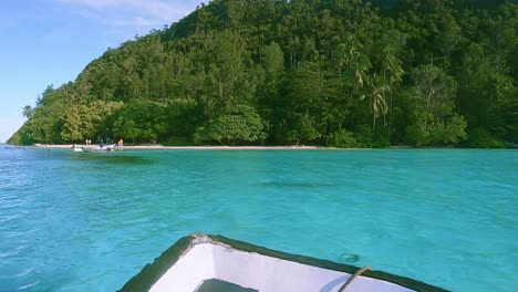 Acercamiento-A-La-Playa-Tropical-En-Un-Bote-Pequeño