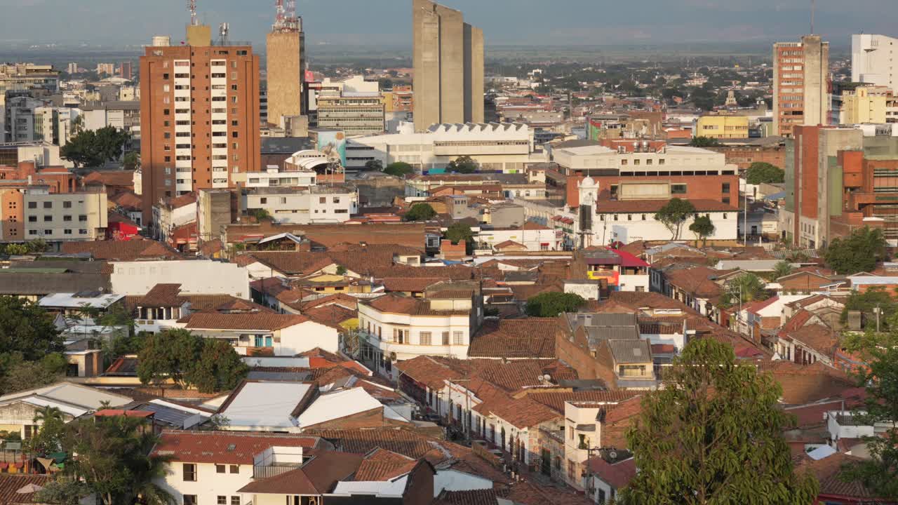 Vista del paesaggio urbano di Cali, quartiere di San Antonio, Colombia, architettura coloniale