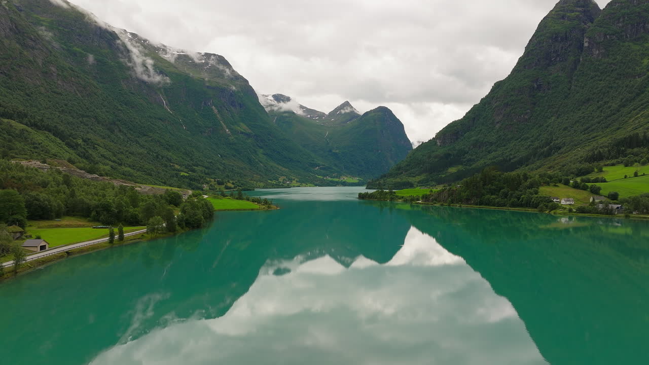 impresionante vista de la campiña noruega, municipio de stryn