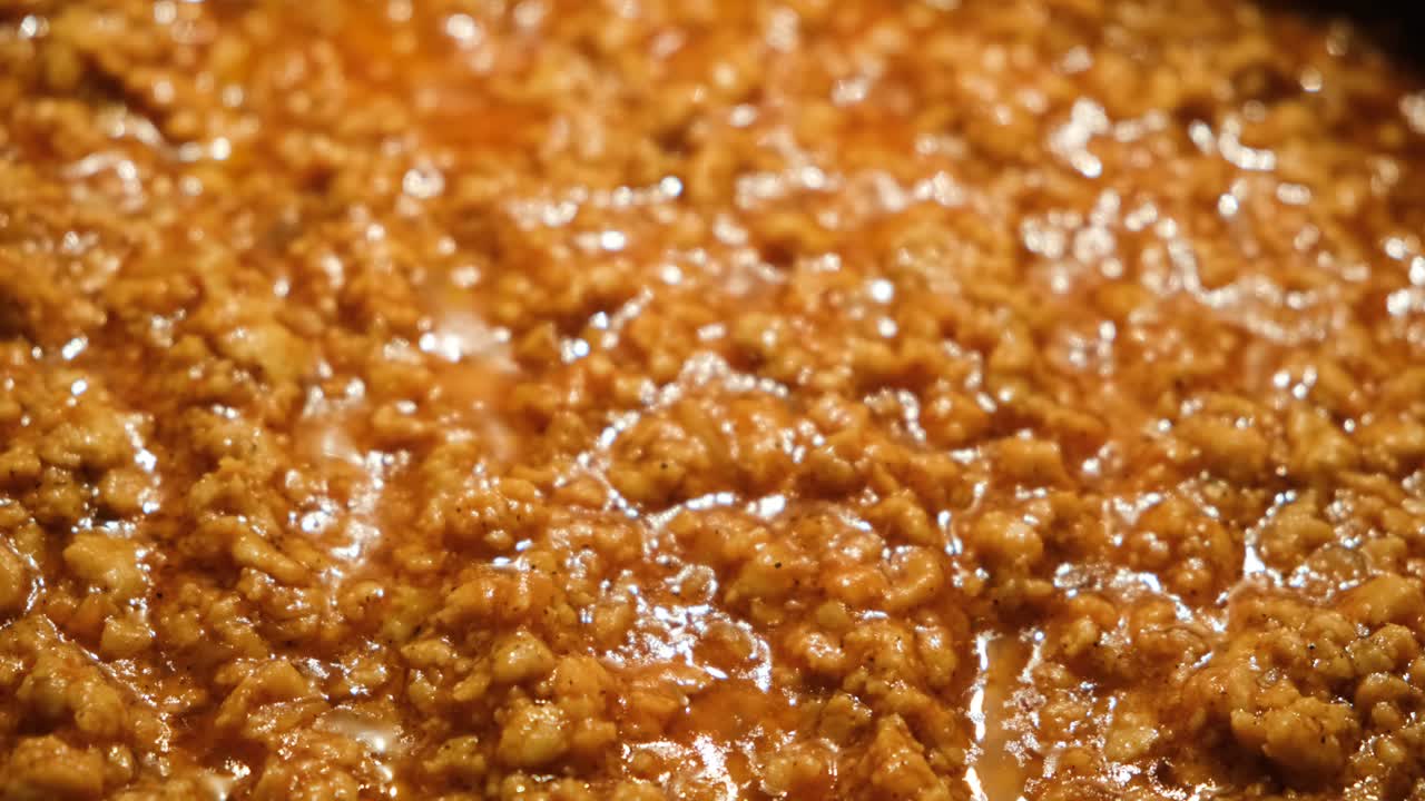 소스와 함께 은 고기를 요리하는 것