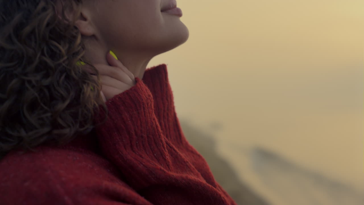 mujer pacífica disfrutando del amanecer en la playa. chica romántica de pie en la orilla del océano
