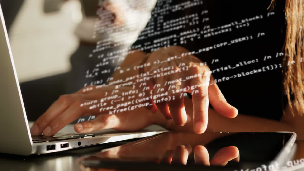 animación del procesamiento de datos sobre una mujer que usa computadora portátil y tableta