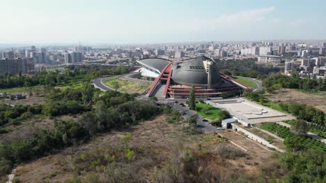 Arquitectura-única-De-Un-Lugar-De-Usos-Múltiples-En-Una-Colina-En-Ereván,-Armenia.