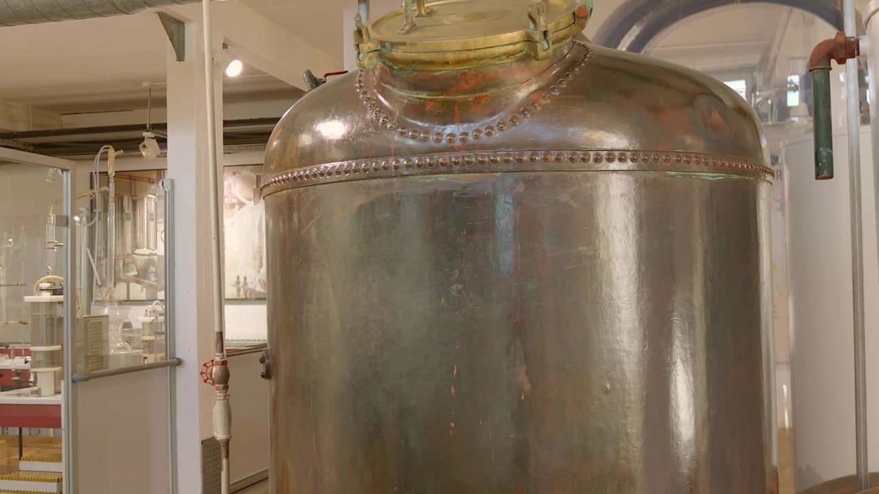 Laboratório de perfumes Fragonard em Eze, exibindo aparelhos vintage.