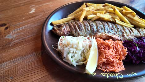 trucha horneada en un plato