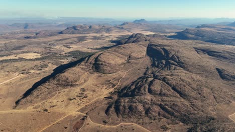 la pintoresca cordillera de waterberg en limpopo, sudáfrica, con un paisaje impresionante, un desierto remoto y una topografía dramática - capturada con un avión no tripulado