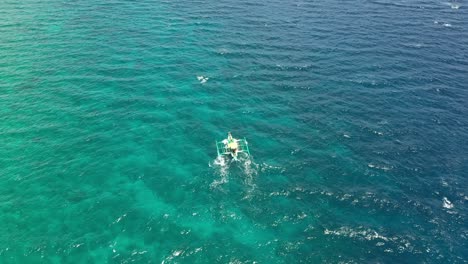 Traditional-Philippines-passenger-boat-on-turquoise-ocean-at-tropical-Carabao-Island-in-Romblon,-Philippines