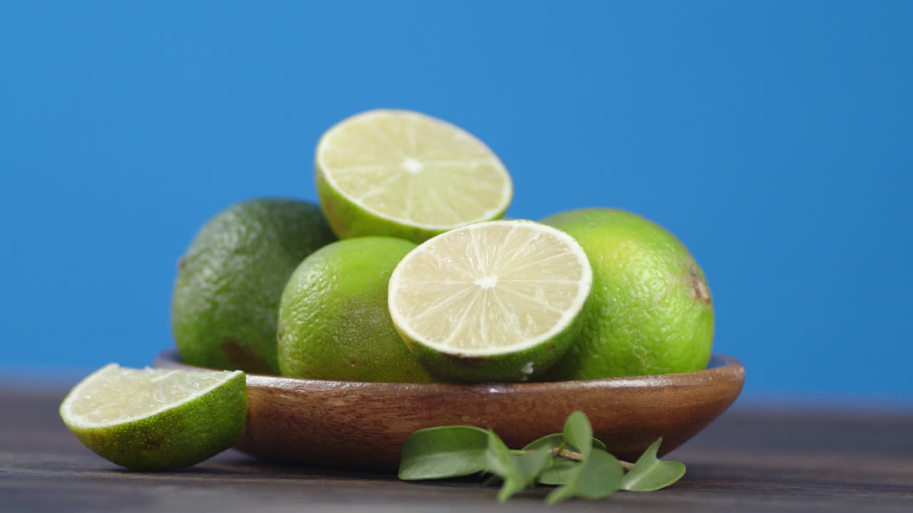 y cortar limas enteras en el plato con las hojas girando lentamente.