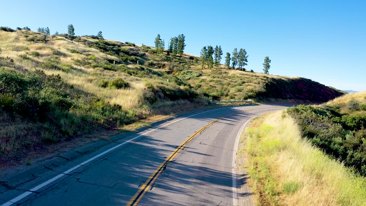 imágenes de drones tomadas cerca de lake hughes road en castaic, california
