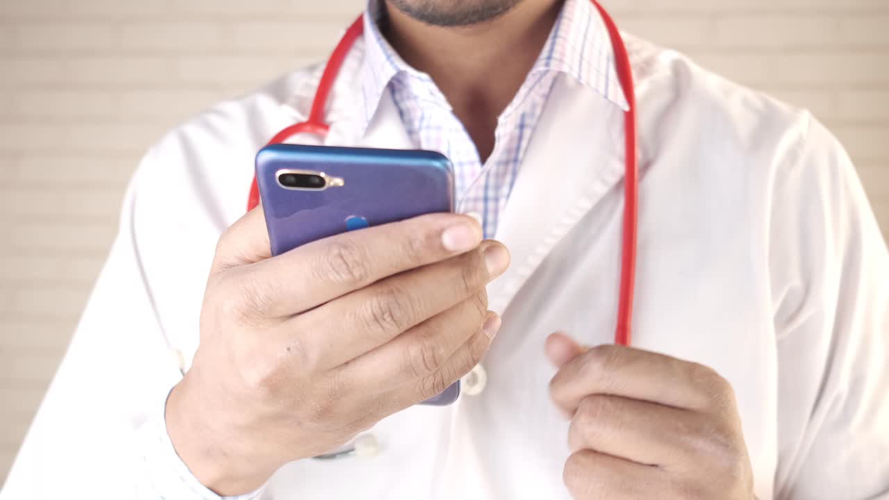 médico que utiliza un teléfono inteligente