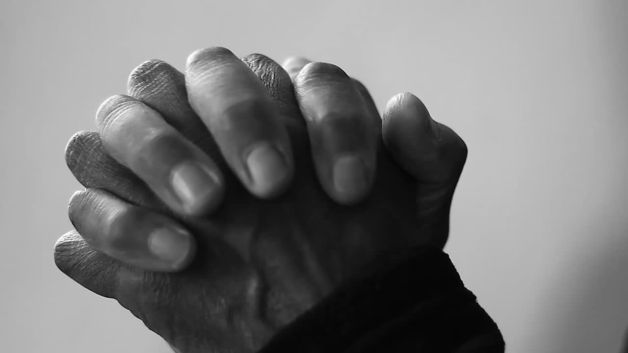 Preghiera a Dio con le mani giunte con persone e sfondo bianco, video stock, filmato stock