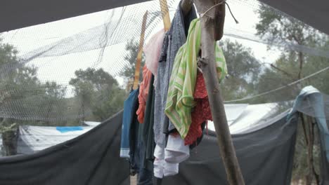 secado de ropa en una línea de ropa improvisada en un campamento de refugiados en el campamento de moria