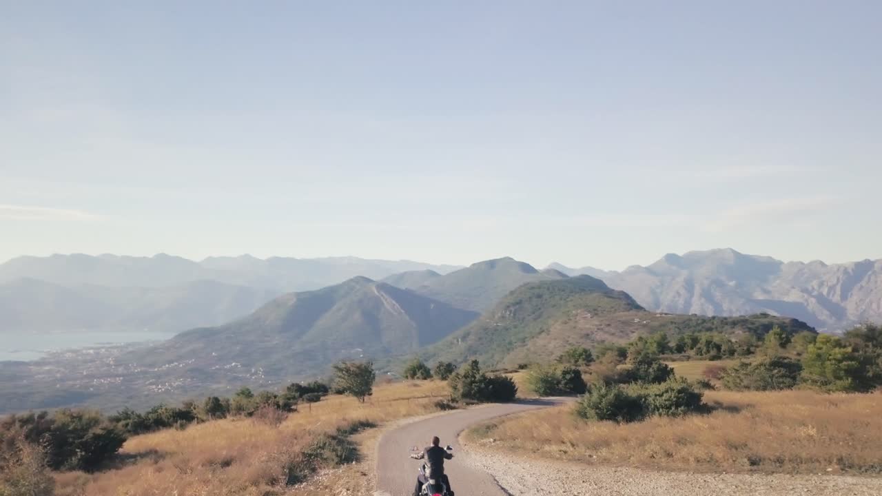 Giro in moto attraverso un paesaggio montano panoramico