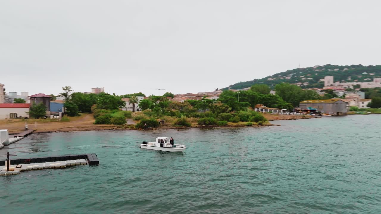 fotografia aérea de um barco de pesquisa científica saindo de uma doca para iniciar um projeto em sete