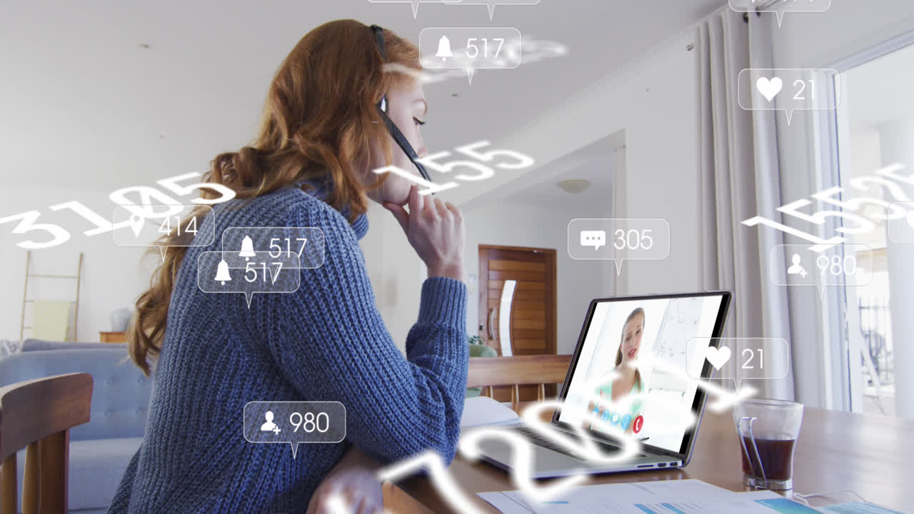 animación del procesamiento de datos sobre una mujer de negocios caucásica haciendo una videollamada con un colega