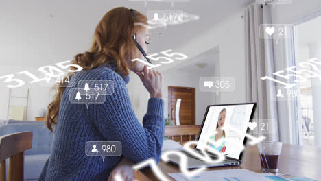animación del procesamiento de datos sobre una mujer de negocios caucásica haciendo una videollamada con un colega