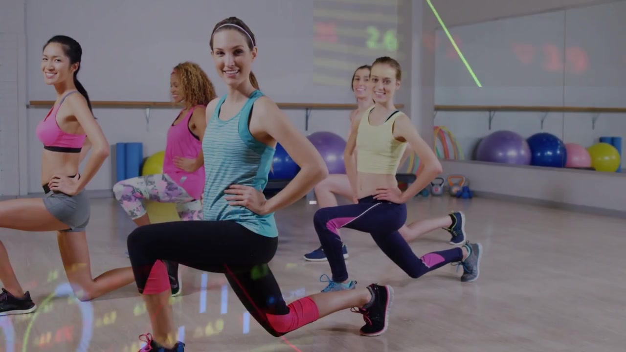 Donna al centro davanti che guida un gruppo che fa affondi in avanti in uno studio fitness, con sovrapposizioni di dati che si intensificano.