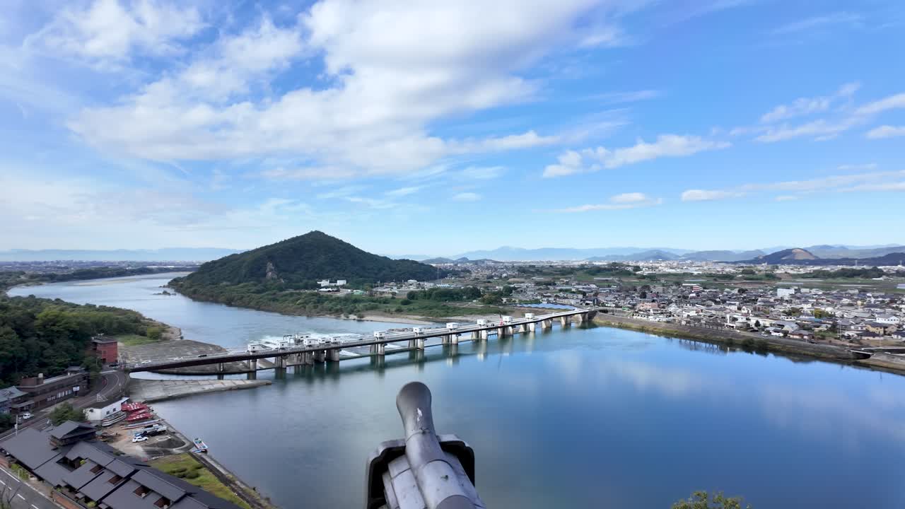 일본 아이치 현의 키소 강, 다리 및 주변 풍경에 대한 이누야마 성의 경치