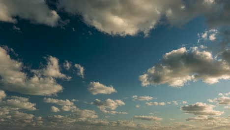 nubes hinchadas después del amanecer moviéndose hacia la cámara