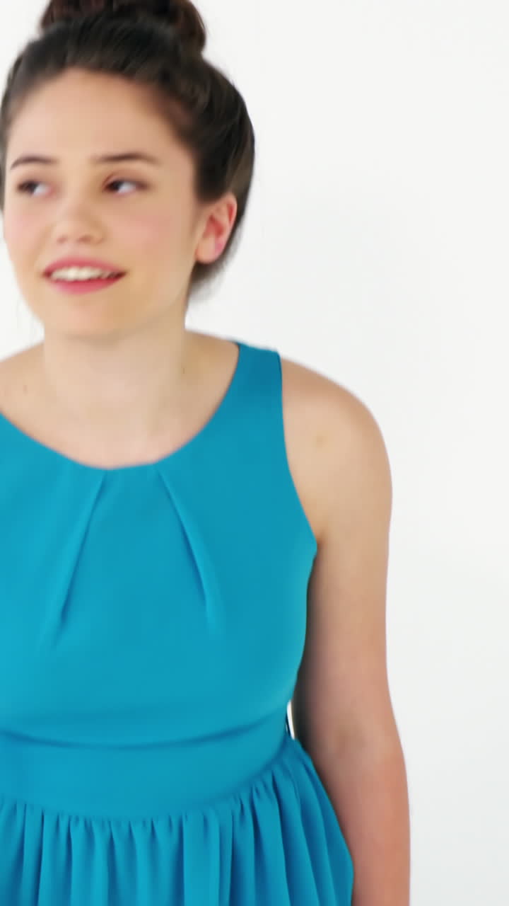 mujer con una bolsa de compras contra un fondo blanco