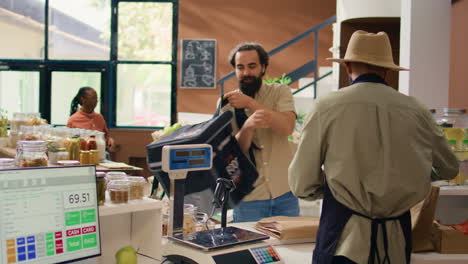 Repartidor-Tomando-Pedido-De-Alimentos.