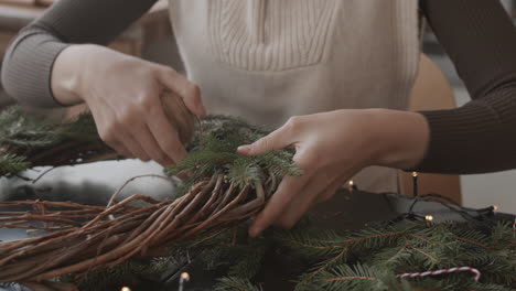 making christmas wreath