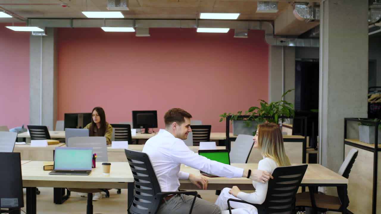 compañeros de trabajo hablando en la oficina