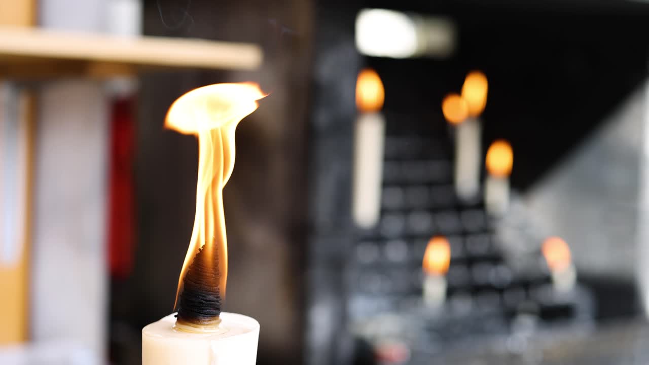 야외에서 변동하는 불꽃으로 불타는 불